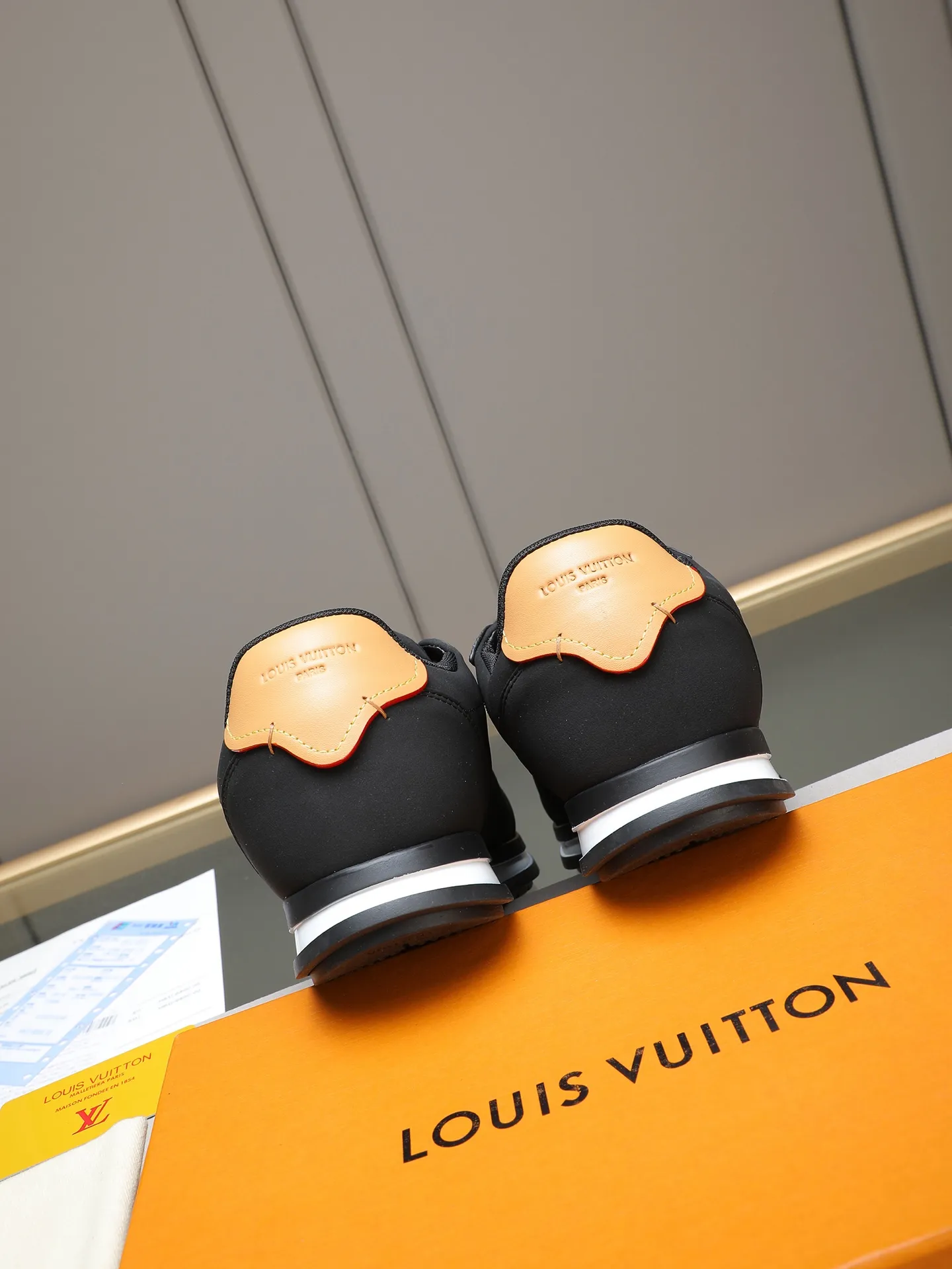 PP560 LV Louis Vuitton L Jialu Brand Runner Tatic Series Thick-soled Casual Sports Shoes Running Shoes Original purchase, development and production This LV Runner Tatic sports shoe combines technical materials such as mesh fabric and ribbons to interpret the inspiration of traditional mountaineering shoes. LV letters are written on one side, the lariat buckle of the quick lacing system is embellished with Monogram flowers and Louis Vuitton logos, and the light and wear-resistant rubber outsole completes the whole. ▪️Fabric: Original imported cowhide + mesh ▪️Inner lining: Original customized breathable mesh ▪️Sole: Original open-molded anti-slip rubber combination material ▪️Size: Men's 38-44 (customized for 45 and 46)